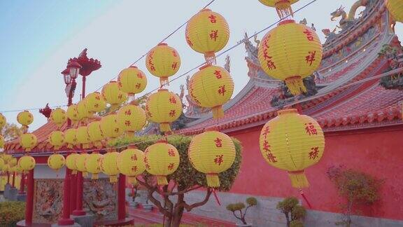 特写镜头拍摄了台湾一座寺庙的灯笼