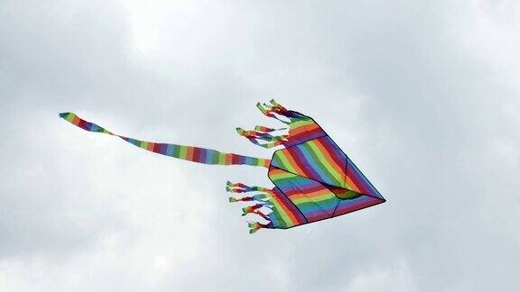 阴天里风筝在空中飞翔的画面