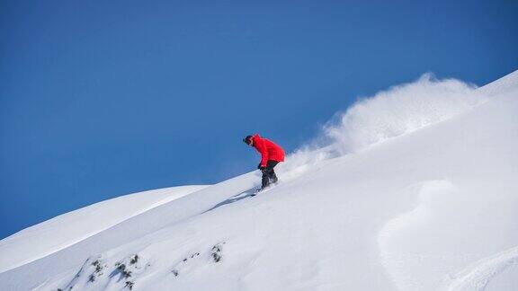 滑雪运动员在滑下粉雪时跳跃