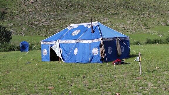 在蒙古的一个河谷里一个帐篷里的蓝色厨房帐篷