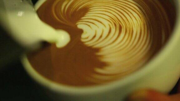 HD:拿铁艺术咖啡师倒牛奶