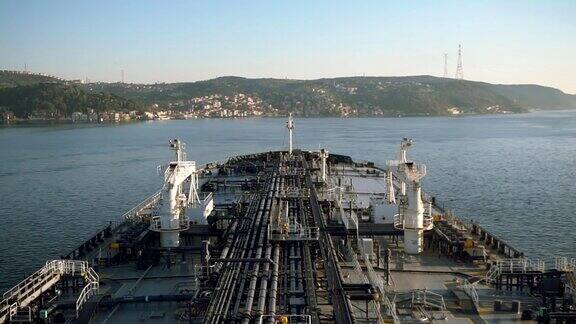 一艘原油油轮正驶过土耳其博斯普鲁斯海峡
