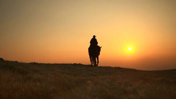 HD:日落时的西部骑马