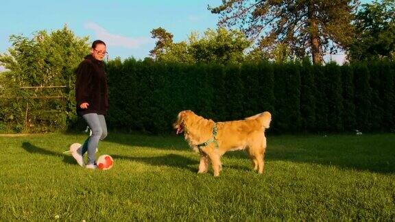 狗和女孩在后院玩球