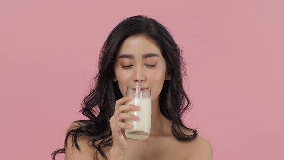 迷人的亚洲女人喝牛奶