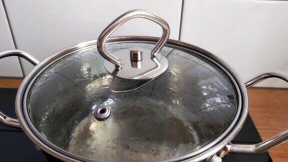 水在锅盖下的平底锅里沸腾