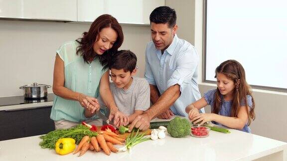 母亲教她的孩子们如何切蔬菜