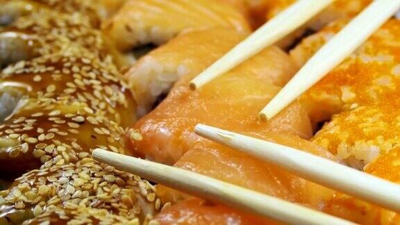 用筷子旋转的日本寿司卷