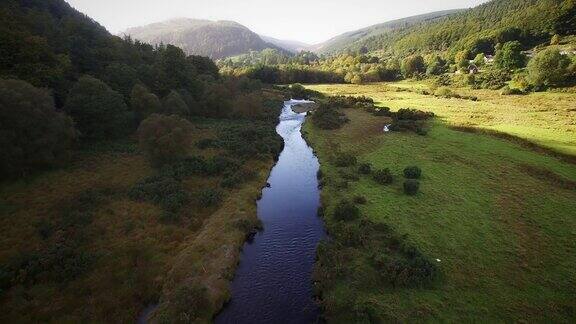 4k空中俯瞰爱尔兰威克洛山脉的河流