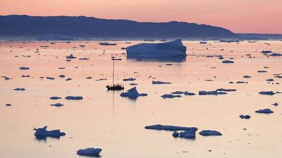 岛伊卢利萨特迪斯科湾冰山间的小船特写