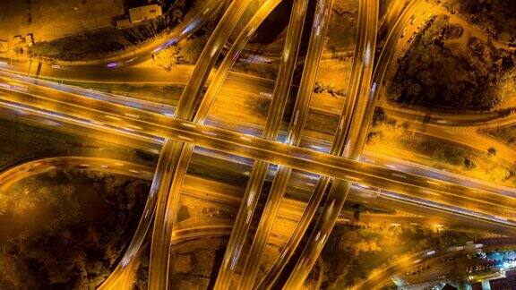 高速公路路口夜间鸟瞰图