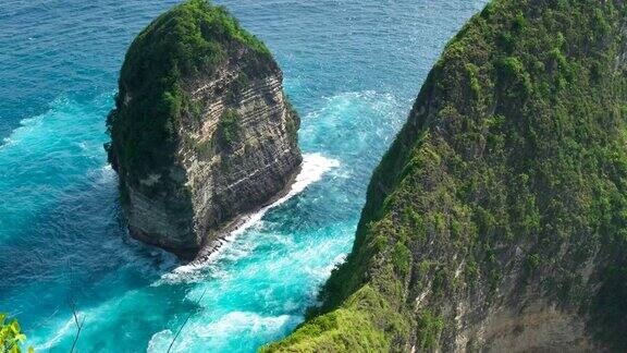 印度尼西亚巴厘岛努沙佩尼达岛克林金海滩岩石周围的海浪