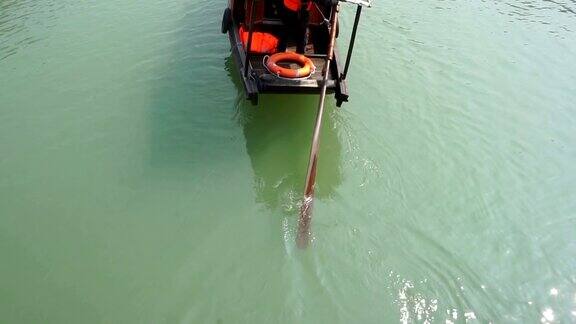 中国古船在河上划船
