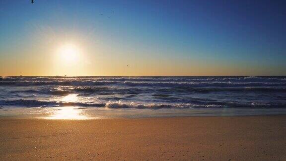 自然放松海浪之上的鼓舞人心的早晨海滩上的日出