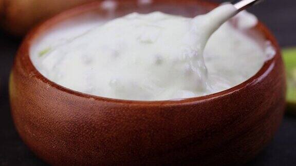 新鲜酸奶由天然成分与猕猴桃制成