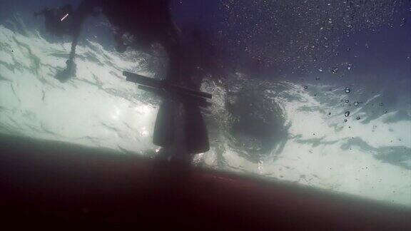 贝加尔湖海底的研究旅行者潜水员