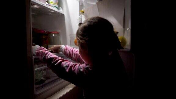 小女孩从冰箱里拿出饼干