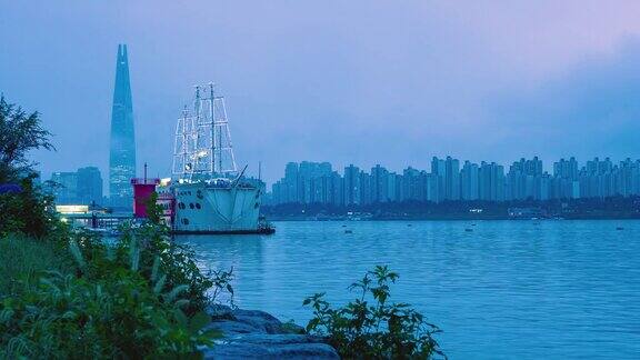 日落时分韩国首尔汉江与乐天大厦景色的延时拍摄