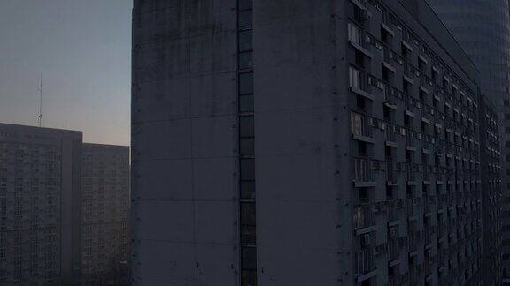 阳光下华沙建筑的无人机镜头