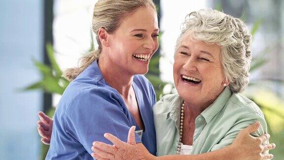 她让她的病人保持微笑