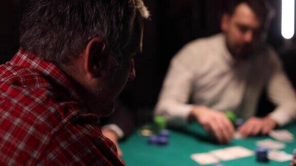绅士们晚上在赌场打扑克