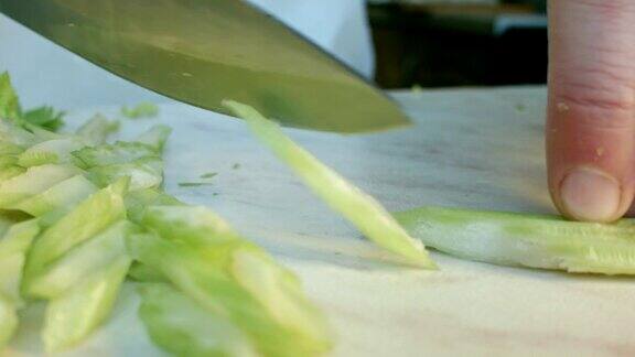 厨师们正在切一片新鲜的绿色芹菜叶