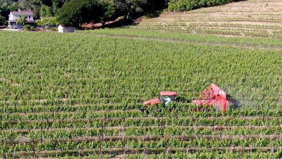 农用拖拉机喷洒农药、杀虫剂和除草剂