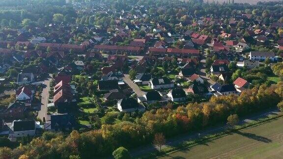 从空中俯瞰德国郊区边缘的家庭住宅和小花园