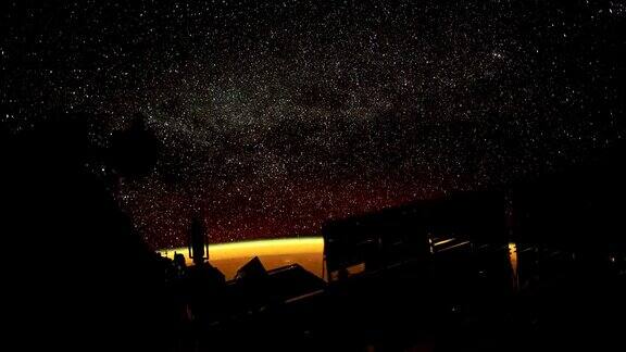 从太空看明亮的星星、太阳能电池板和发光的极光出现在地球上方图片由美国宇航局约翰逊航天中心地球科学和遥感单元提供后处理的作者