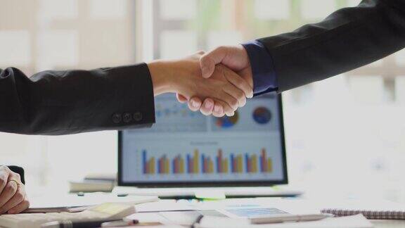 两位西装革履的商人在一次成功的谈判后握手投资者、客户、产生、想法、协议、信任、投资伙伴、侧视图