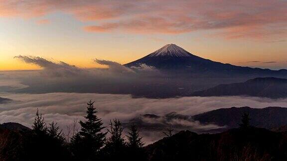 从夜到日富士山的时间流逝与晨雾或雾在藤川口子日出山梨日本与山景观