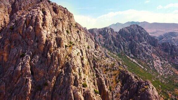 巨大的岩石陡峭的悬崖峡谷土耳其戏剧性的地质奇观美丽的背景和不寻常的风景鸟瞰4k空中无人机