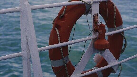 救生圈浮在海上船只上的救生圈