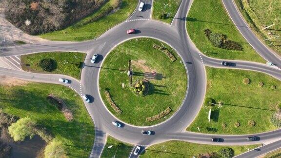 快速移动的繁忙交通的道路回旋交叉路口鸟瞰图城市环形交通十字路口