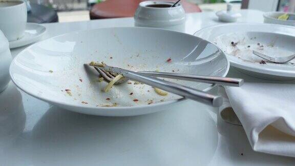 在餐桌上吃完后空盘子