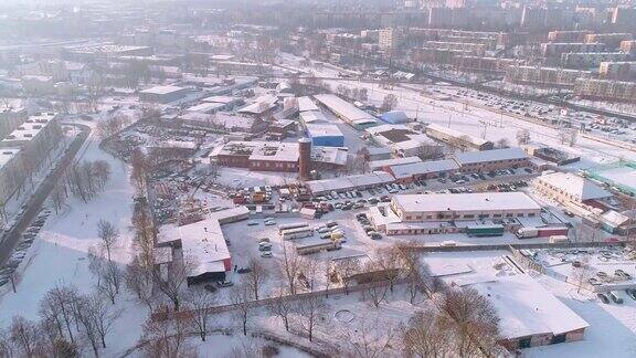 在晴朗寒冷的日子里鸟瞰被雪覆盖的冬季城市全景