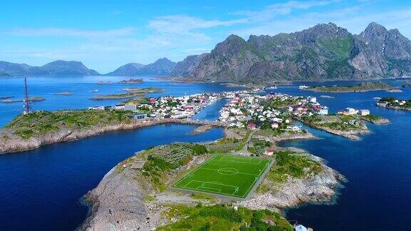 4K航拍电影俯瞰挪威罗浮敦岛亨宁斯维尔村公共足球场