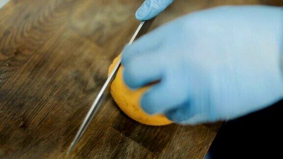 厨师手切橘子