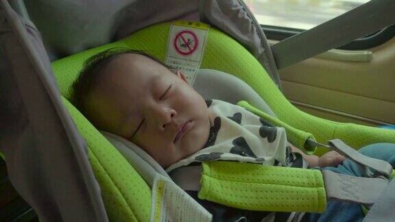 小婴儿睡在安全座椅上