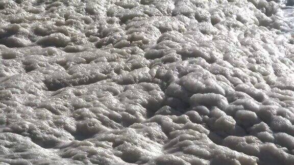 火山海滩上的大浪汹涌的巨浪泡沫富尔特文图拉4K