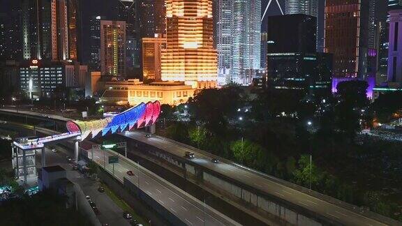 黄昏的LintasanSaloma人行天桥连接着吉隆坡的新旧城市