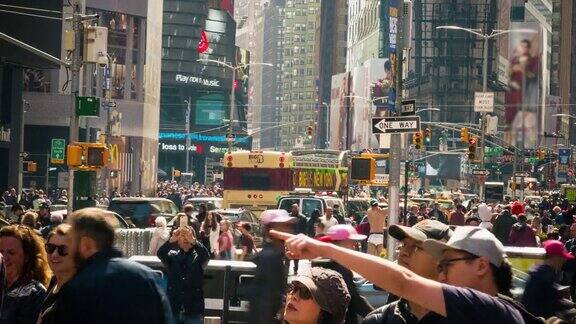 美国纽约一群行人和游客在步行