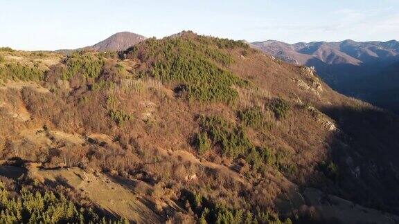 鸟瞰图Rhodope山附近的村庄波罗沃保加利亚
