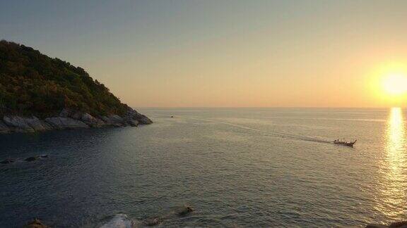 美丽的日落在热带海滩上的巨石和山丘