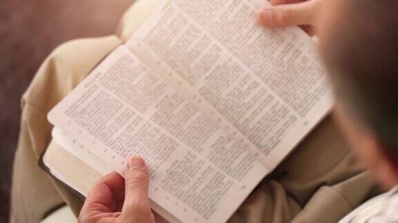 一个人读圣经的特写