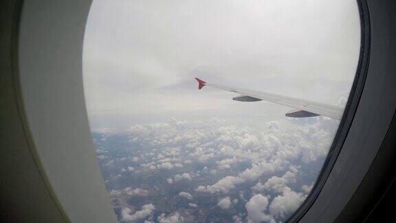 从飞机窗口俯瞰云层的景象