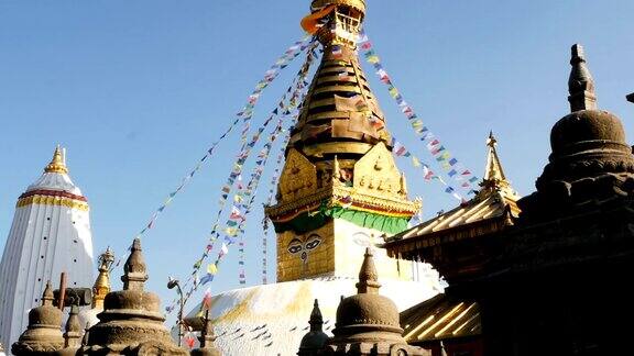 经幡迎风飘扬斯瓦扬布纳塔猴庙佛塔尼泊尔和加德满都的象征佛眼世界遗产藏传佛教古代宗教建筑