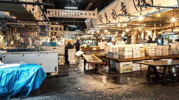时光流逝:行人拥挤在日本东京筑地鱼市