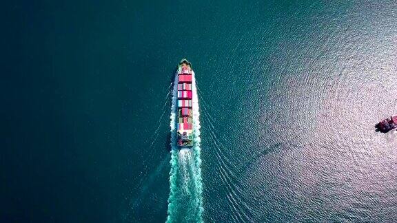 海上超大型集装箱船航拍上下视图
