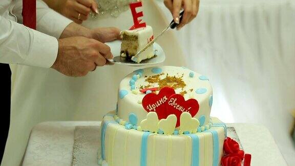 新娘和新郎切蛋糕